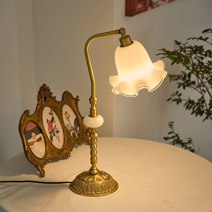 RoseLamp Brass Flower Table Lamp – Vintage Elegance with Floral Inspiration