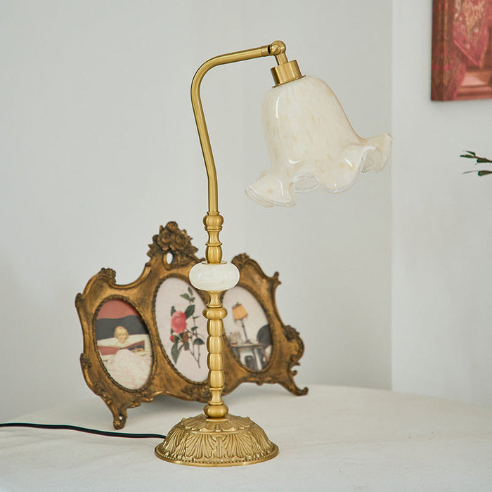 RoseLamp Brass Flower Table Lamp – Vintage Elegance with Floral Inspiration