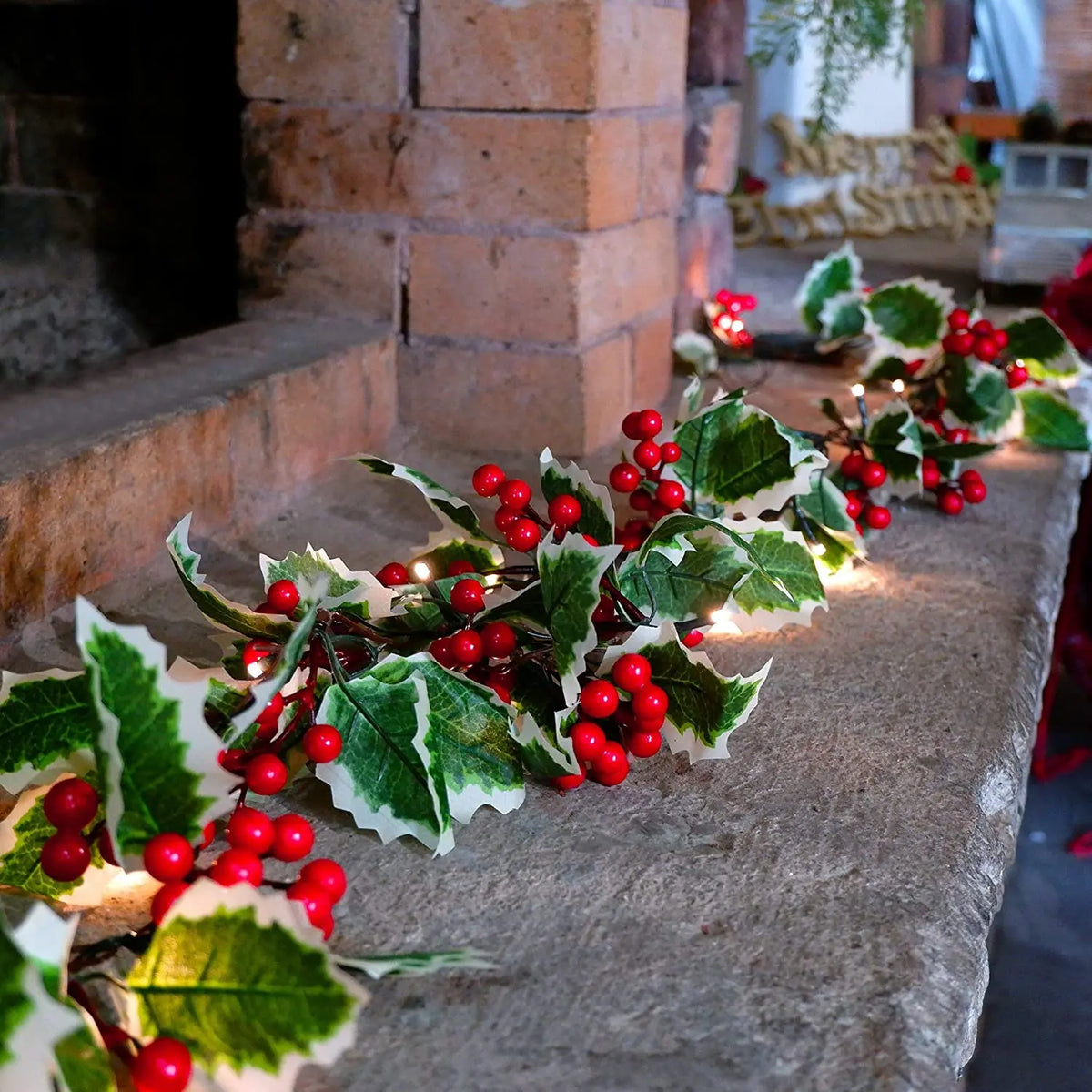 LumiBerry LED Christmas Garland – Illuminated Berry & Holly Decoration | Festive Holiday Greenery