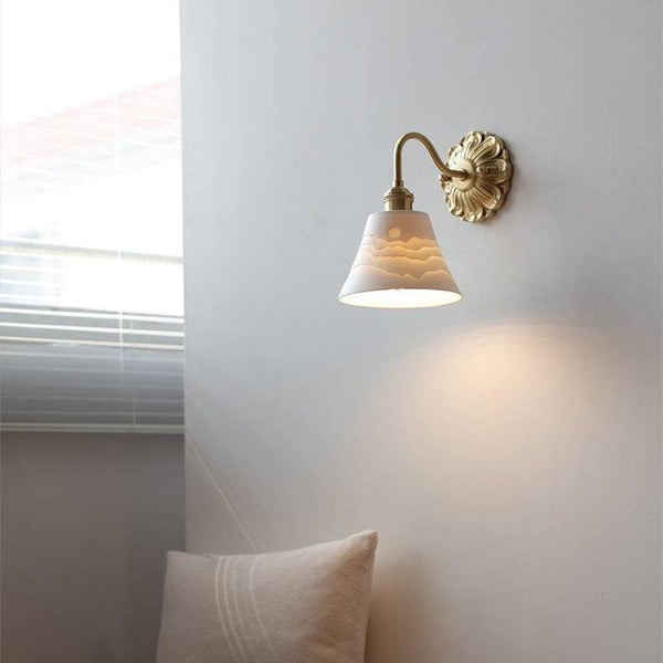 Heritage Brass Wall Light – Vintage Ceramic Sconce | Classic Traditional Accent Lighting