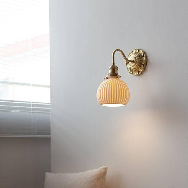 Heritage Brass Wall Light – Vintage Ceramic Sconce | Classic Traditional Accent Lighting