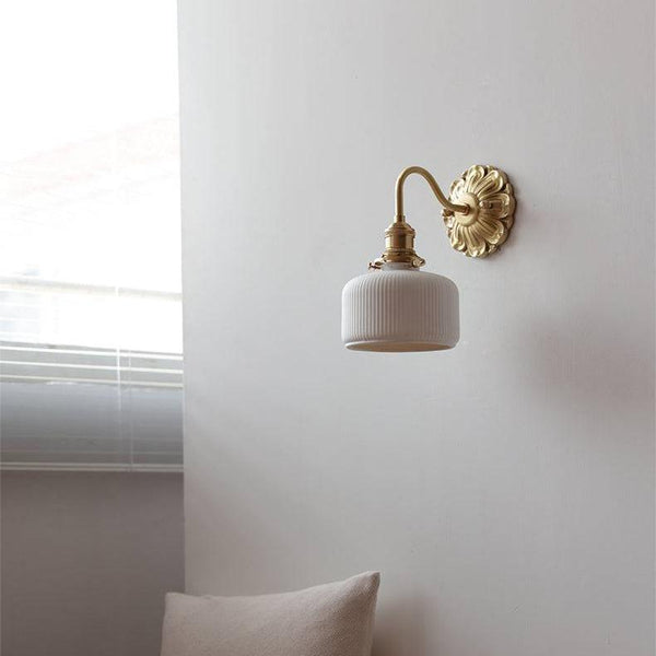 Heritage Brass Wall Light – Vintage Ceramic Sconce | Classic Traditional Accent Lighting