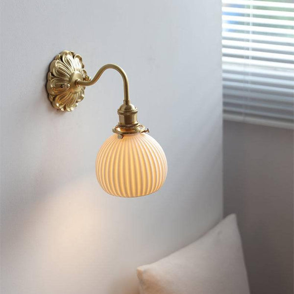 Heritage Brass Wall Light – Vintage Ceramic Sconce | Classic Traditional Accent Lighting